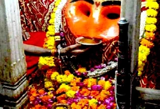 Kaal Bhairav ​​Temple Ujjain येथे कालभैरवाची मूर्ती करते मदिरापान