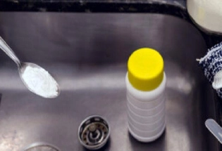 kitchen Hacks : किचन सिंक स्वच्छ करण्यासाठी कास्टिक सोडाचा असा वापर करा