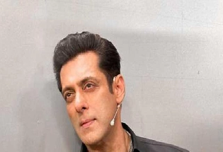 Salman Khan : बाईकवरून आले हल्लेखोर, सलमान खानच्या घराबाहेर जोरदार गोळीबार, घटना सोशल मीडियावर व्हायरल!