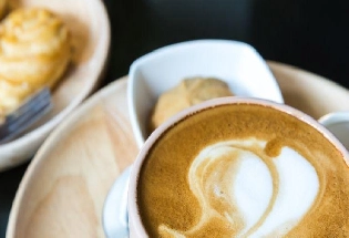 Bulletproof Coffee बुलेटप्रूफ कॉफी म्हणजे काय ? नियमित कॉफीपेक्षा आरोग्यदायी आहे का? रेसिपी जाणून घ्या