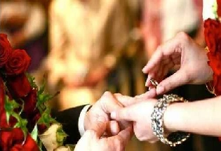 63 वर्षीय पाद्रीने 12 वर्षांच्या मुलीशी लग्न केले, समाजाचा निषेध