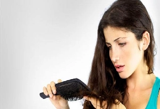 रुक्ष कोरडया केसांमुळे चिंतित आहात? हे उपाय अवलंबवा