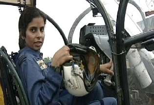 कारगिल युद्धाची एकमात्र महिला पायलट गुंजन सक्सेना, जिने दिले युद्धात महत्त्वपूर्ण योगदान