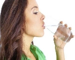 दिवसाला खरंच 8 ग्लास पाणी प्यायलाच हवं का? आपल्याला किती पाणी लागतं?
