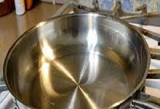 Cooking  Hacks : स्टीलच्या पॅन  मध्ये अन्न शिजवताना या ट्रिक्स वापरा