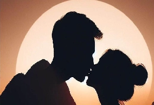 Kissing Benefits केवळ प्रेमच वाढत नाही तर चुंबन केल्याने तुमचे आरोग्यही सुधारते