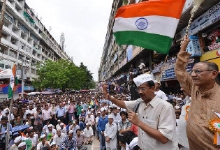 Delhi Election 2020: केजरीवाल म्हणाले, भाजप निवडणुका जिंकण्यासाठी बाहेरून लोकांना आणत आहे