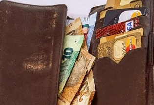जुन्या फाटलेल्या पर्स फेकण्याअगोदर जाणून घ्या या महत्वाच्या गोष्टी, होऊ शकता मालामाल