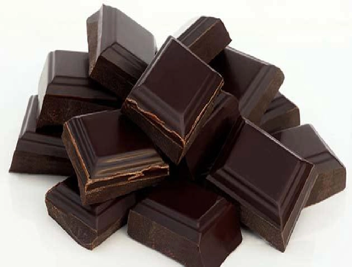 डार्क चॉकलेटचा एक छोटा तुकडा खाल्ल्यास होतात इतके सारे फायदे