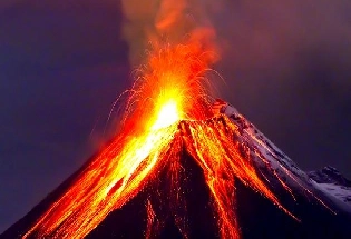इंडोनेशियाच्या ज्वालामुखी माउंट रुआंगमध्ये स्फोट