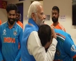 पंतप्रधान मोदींचा ड्रेसिंग रूम मध्ये खेळाडूंची भेट घेण्याचा व्हिडिओ समोर आला