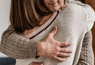 Hug Day मिठी मारण्याचे वैज्ञानिक फायदे जाणून घ्या