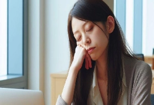 ऑफिसमध्ये लंचनंतर झोप येते का? पाच उपाय अवलंबवा