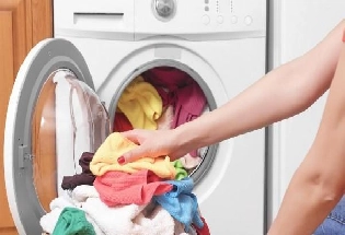 वॉशिंग मशीनमध्ये या प्रकारे धुवा कपडे, डाग निघून जातील