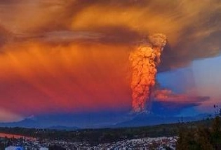 75 फूट उंचीवरून महिला थेट ज्वालामुखीत पडली, मृत्यू
