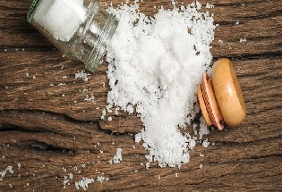 तुम्ही भेसळयुक्त मीठ खात आहात का? यामुळे मेंदू काम करणे थांबवेल, शुद्ध मीठ हे कसे ओळखायचे