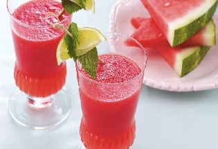 उष्णतेवर मात करण्यासाठी Watermelon Punch प्या आणि निरोगी राहा