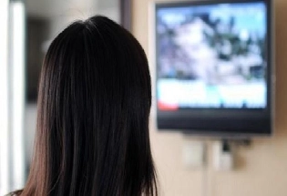 TV Cleaning Tips हे सोपे हॅक 5 मिनिटांत टीव्ही स्क्रीनवरील डाग साफ करतील